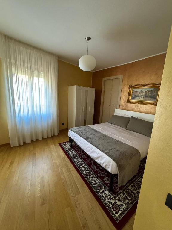 a bedroom with a large bed in a room at Casa Vacanze Cesarina - Catanzaro centro in Catanzaro