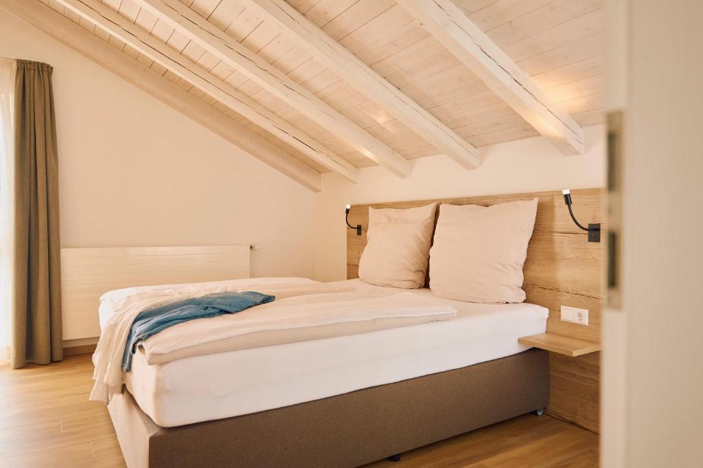 a bedroom with a bed in a room at Kapfwald Appartements in Bad Dürrheim