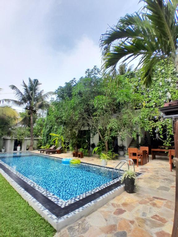 einen Pool im Hof einer Villa in der Unterkunft Green Grove in Matara