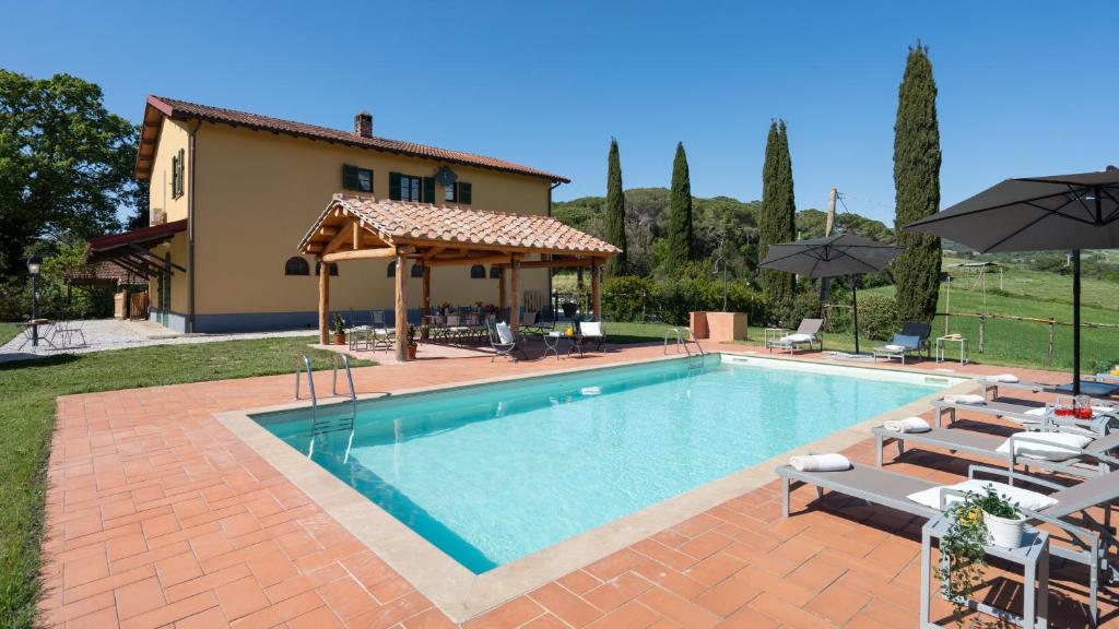 une piscine devant une maison dans l'établissement Podere Capanna - Il Tuo Rifugio di Relax nella Campagna Toscana, à Montecatini Val di Cecina