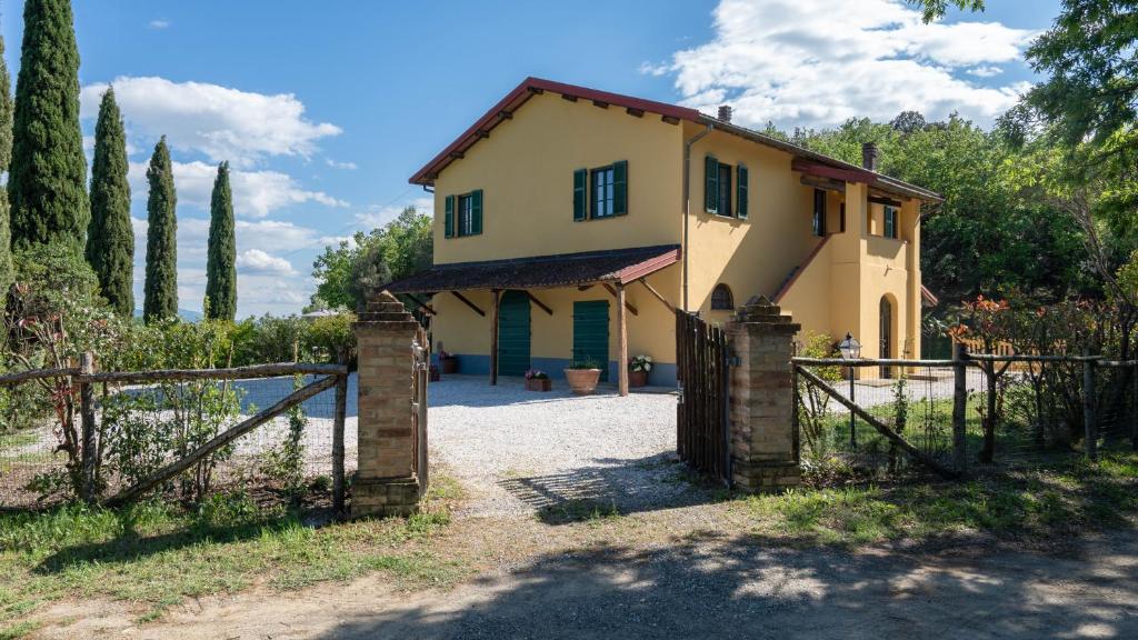 une maison avec une porte devant elle dans l'établissement Podere Capanna - Il Tuo Rifugio di Relax nella Campagna Toscana, à Montecatini Val di Cecina