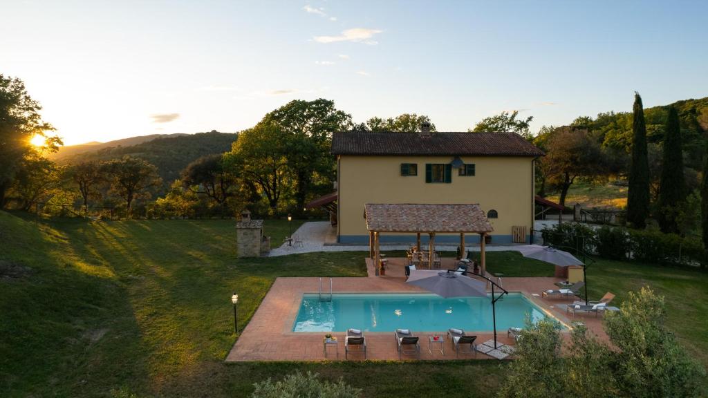 vue aérienne d'une maison avec piscine dans l'établissement Podere Capanna - Il Tuo Rifugio di Relax nella Campagna Toscana, à Montecatini Val di Cecina