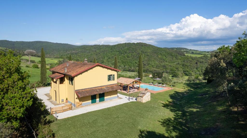 vue aérienne d'une maison avec piscine dans l'établissement Podere Capanna - Il Tuo Rifugio di Relax nella Campagna Toscana, à Montecatini Val di Cecina