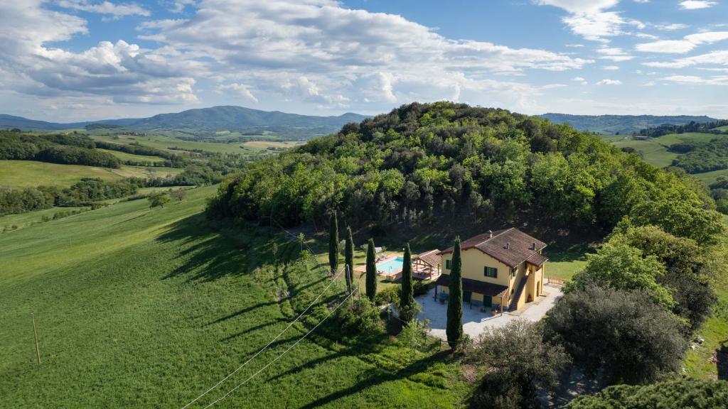une vue aérienne d'une maison sur une colline dans l'établissement Podere Capanna - Il Tuo Rifugio di Relax nella Campagna Toscana, à Montecatini Val di Cecina