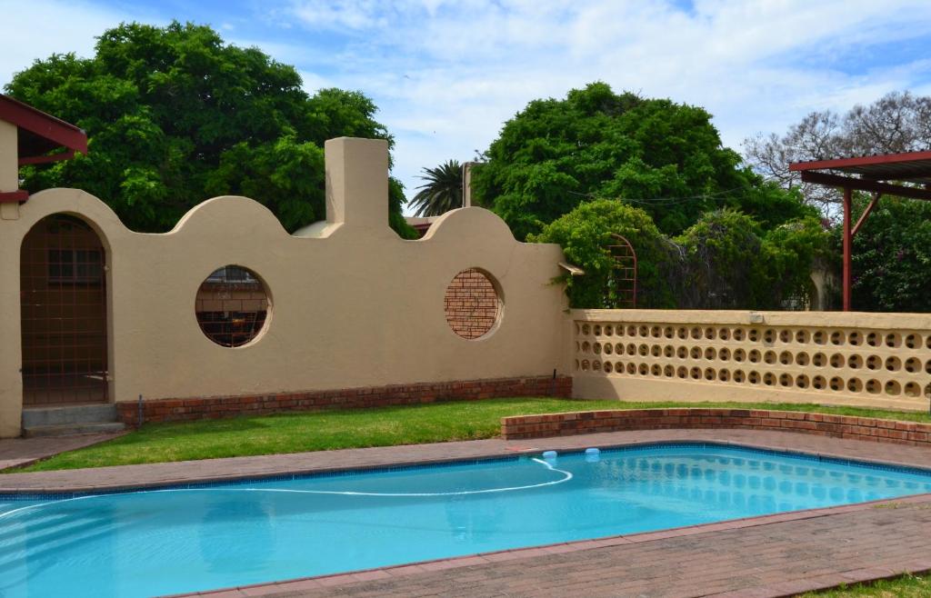 una piscina di fronte a una casa di Hadida Guest House a Kimberley