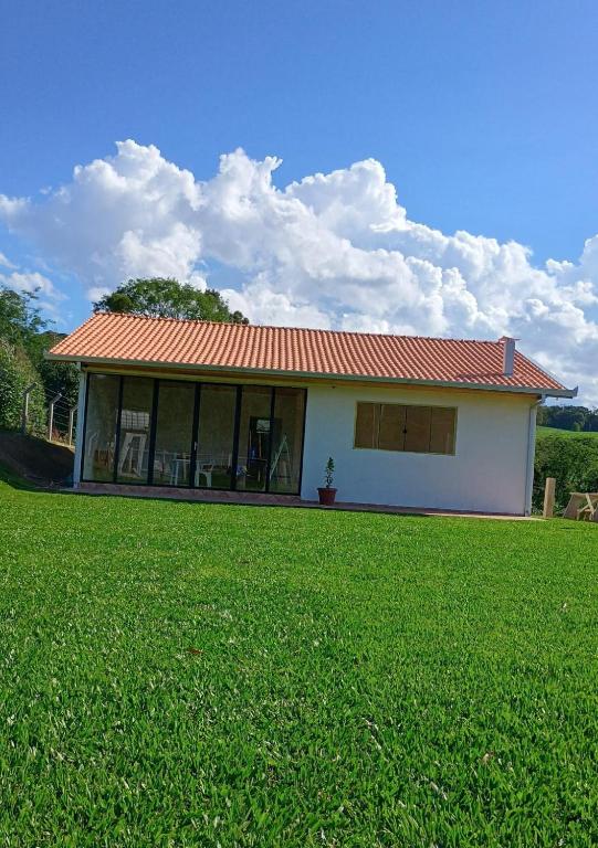 a house with a green lawn in front of it at Recanto do Daniel in Irati