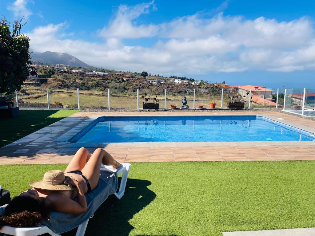 Hồ bơi trong/gần Vistas al mar, montaña y volcán