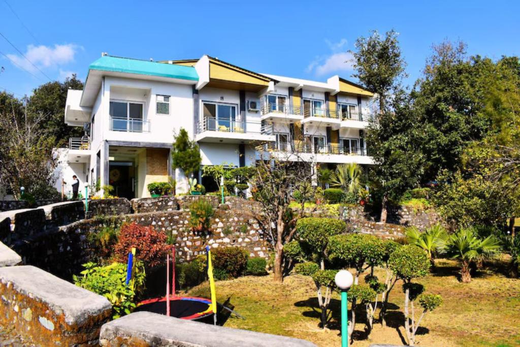 Vườn quanh Chirping Hills Resort,Bhimtal