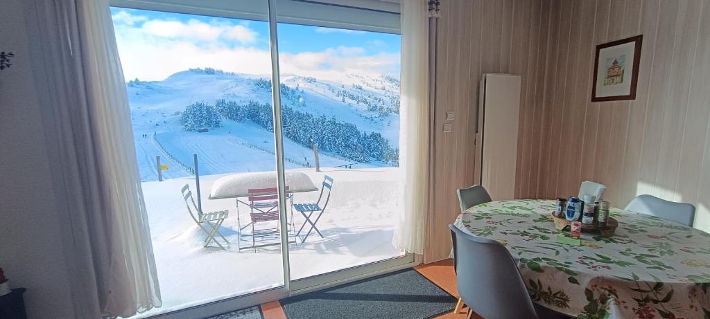 En generel udsigt til bjerge eller udsigt til bjerge taget fra lejligheden