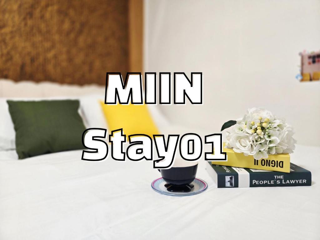 Ein Schild mit der Aufschrift „Minivan Stayatown“ und einer Blumenvase darauf. in der Unterkunft MIIN Stay01 in Seoul