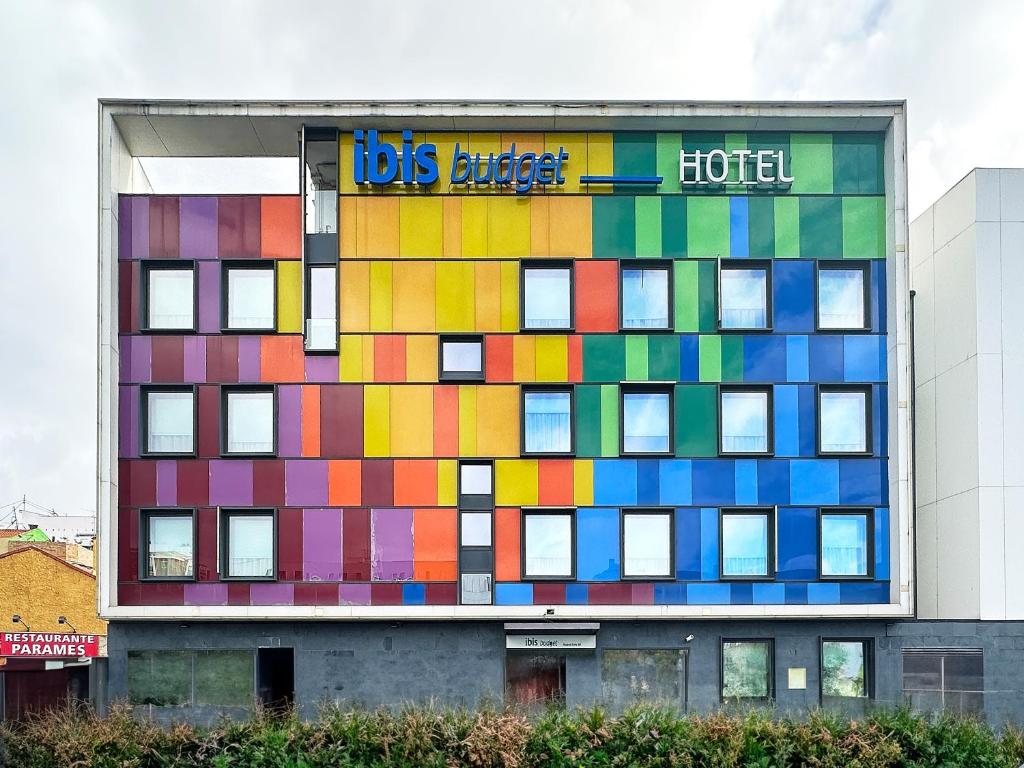 un edificio colorato con molte finestre di Ibis Budget Madrid Calle 30 a Madrid