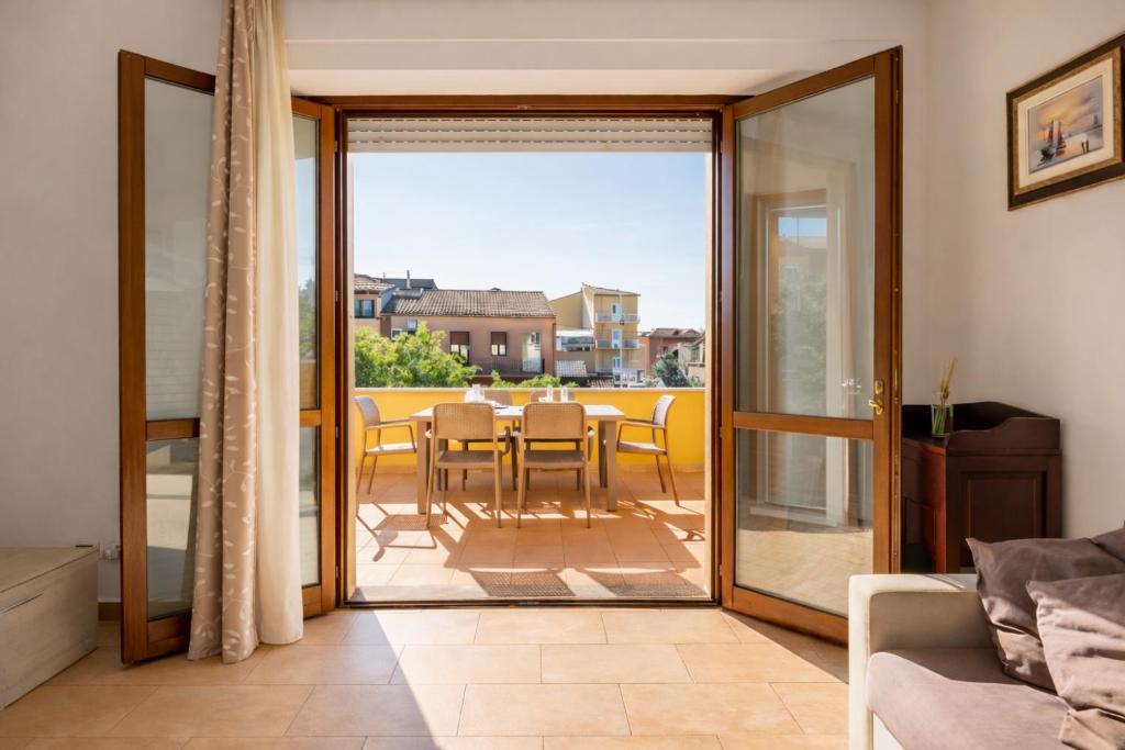 a living room with a door open to a patio at Dimoras Bellissimo Appartamento Centrocittà in Olbia