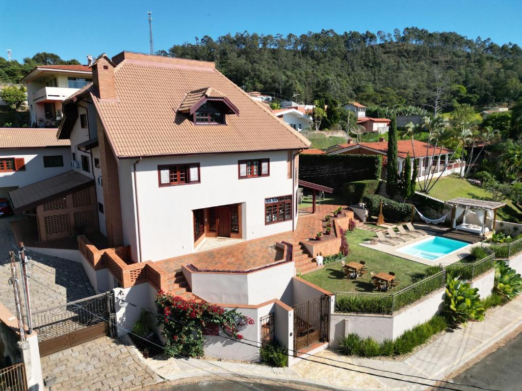 een luchtfoto van een huis met een zwembad bij Villa Boréal Hostellerie Pousada Boutique in Águas de Lindóia
