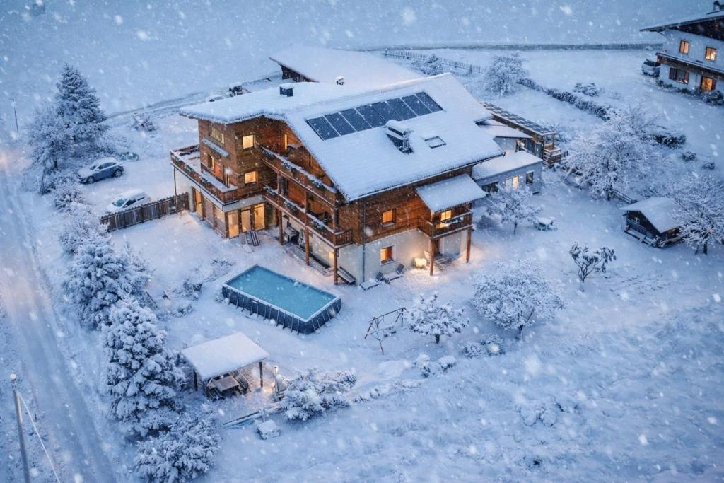 een luchtzicht op een huis bedekt met sneeuw bij Residence Zirmer Wohnung Erde in Castelrotto