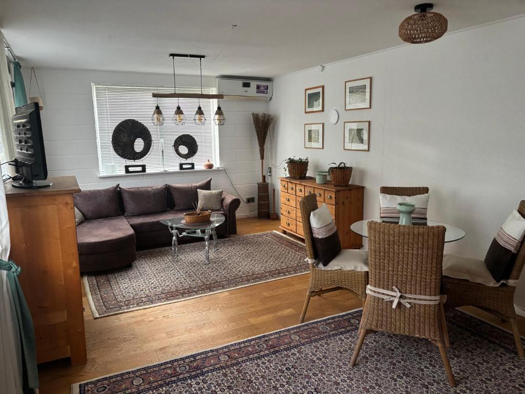 a living room with a couch and a table at Gästewohnung Karin in Fjelby