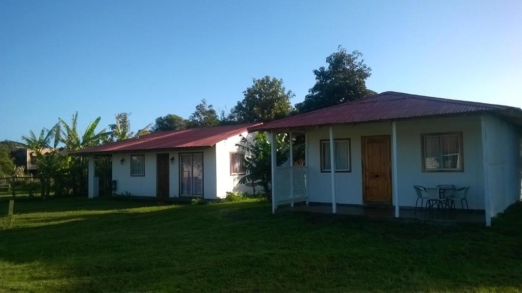 a couple of small houses in a yard at Cabañas Isla de Pascua in Hanga Roa