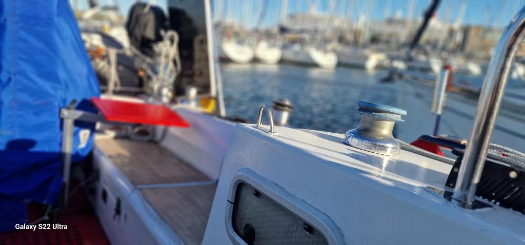 een close-up van een boot met boten in het water bij Voilier de tout confort in Cherbourg en Cotentin