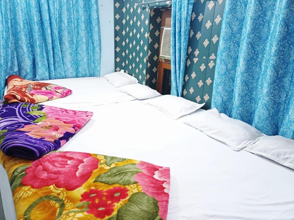 Giường trong phòng chung tại Maa Tara AC Home Stay
