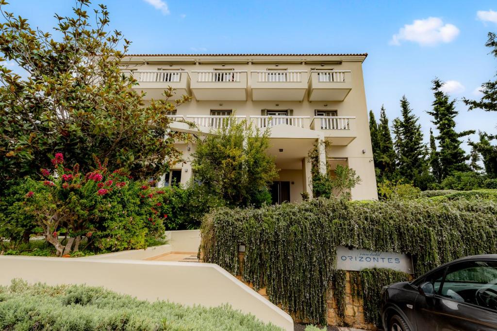 Orizontes View Hotel tesisinin dışında bir bahçe