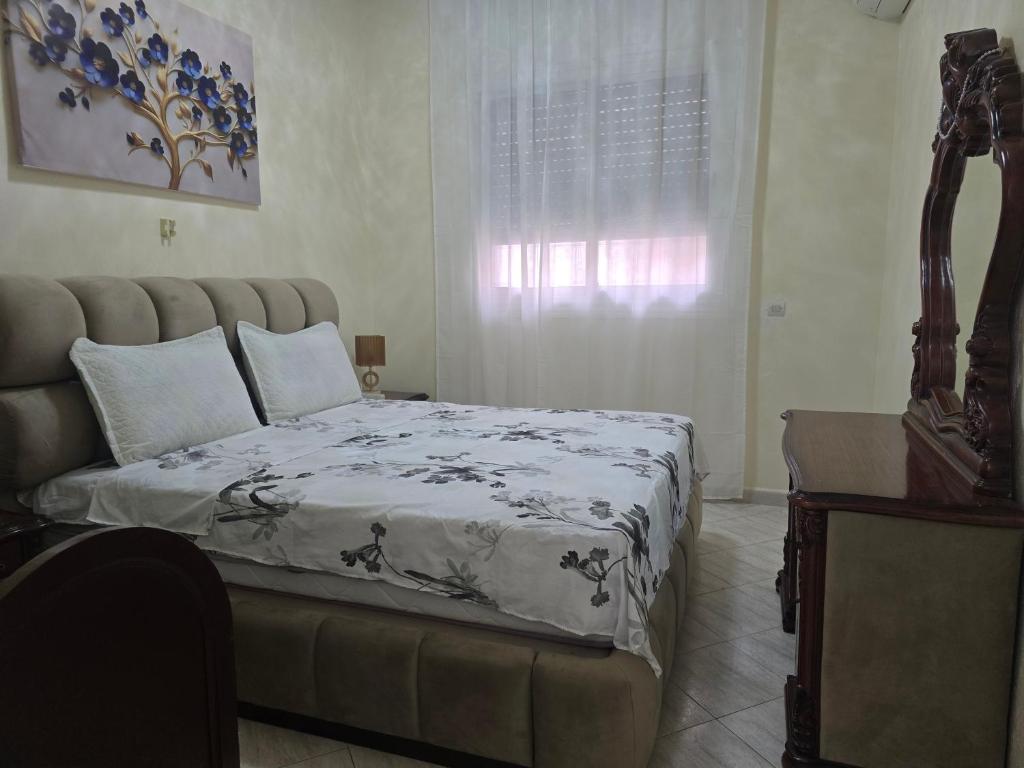 een slaapkamer met een bed en een raam bij Appartement meublé in Meknès