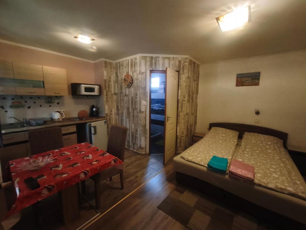 En eller flere senge i et værelse på Anikó Vendégház