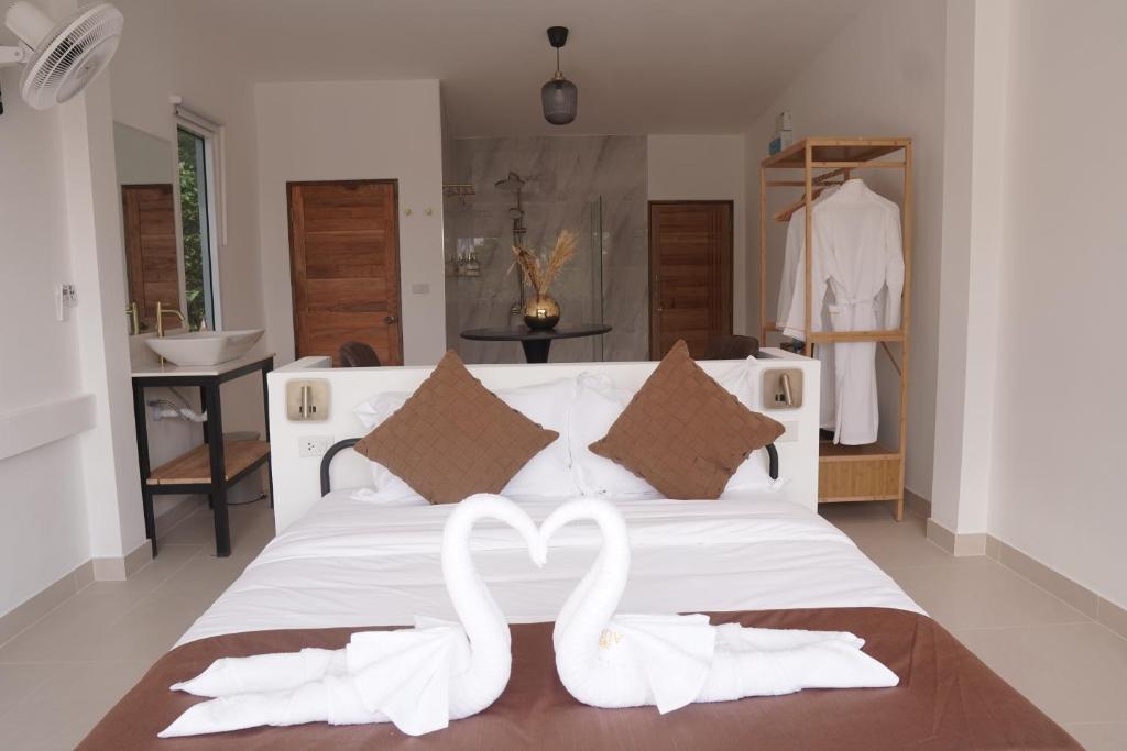 En eller flere senge i et værelse på Aura Koh Tao