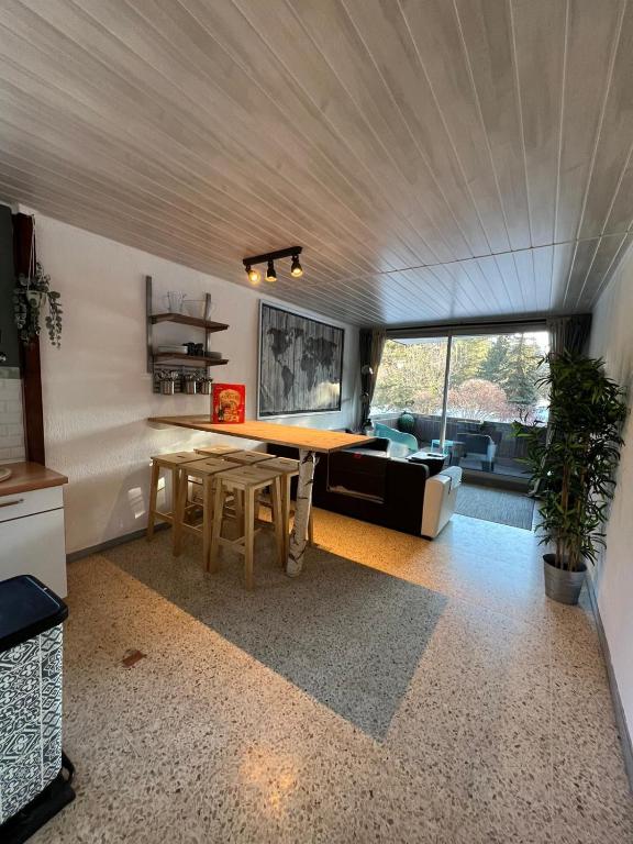 a living room with a table and a couch at L'appart de Serre Che in La Salle-les-Alpes