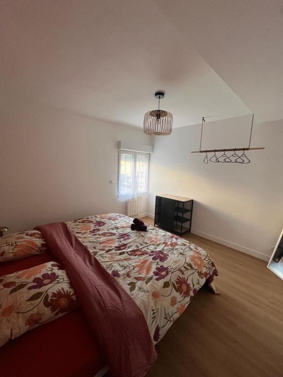 Giường trong phòng chung tại Logement autonome pour 2 à 4 personnes