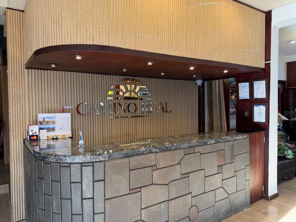 een toonbank in een restaurant met een bord aan de muur bij Hotel Camino Real Puno in Puno