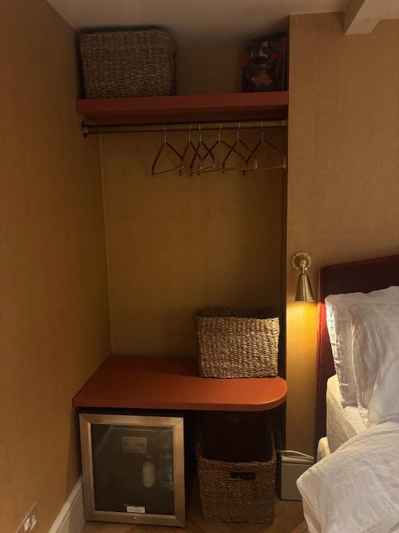 En eller flere senge i et værelse på Charming central Winchester room, self-contained