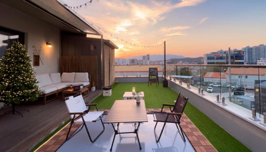 En balkon eller terrasse på Private Rooftop, Near Hwangnidan gil, English Host