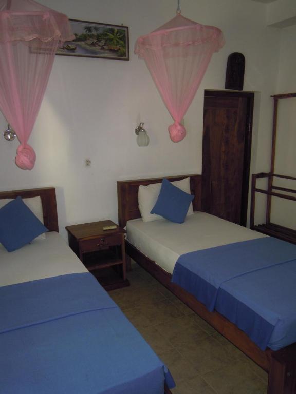Postel nebo postele na pokoji v ubytování Devi Tourist Home