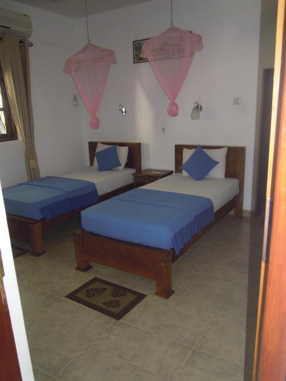 Postel nebo postele na pokoji v ubytování Devi Tourist Home