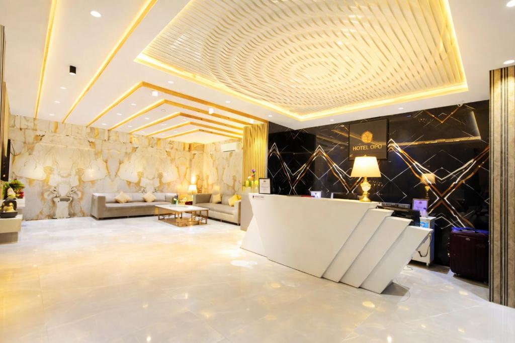 una hall di un hotel con una parete in marmo di OPO VERTU Premium Delhi Aerocity a Nuova Delhi