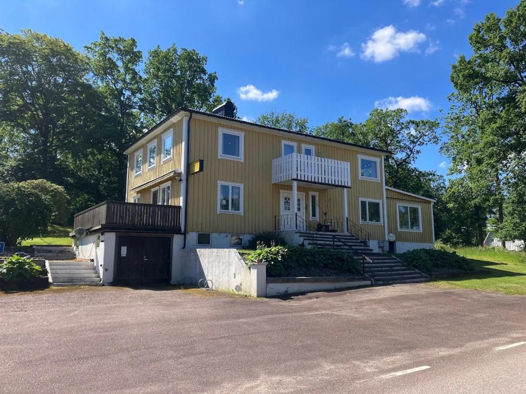 una casa gialla con un vialetto davanti di Bergåsa bed & kitchen Drängsered a Torup