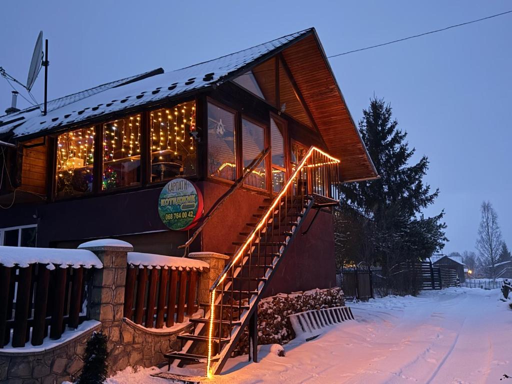 un ristorante con luci natalizie a lato di Guesthouse Karpaty a Yasinia