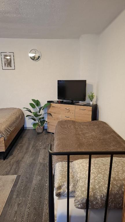 een slaapkamer met een bed en een flatscreen-tv bij Fly & Stay Apartments in Laktaši