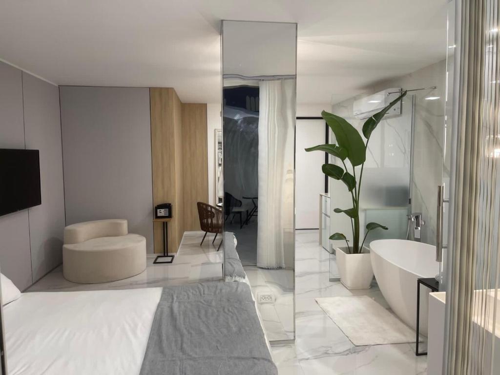 Et badeværelse på Vacation unit in villa with heated pool and sauna יחידת נופש בוילה עם בריכה מחוממת