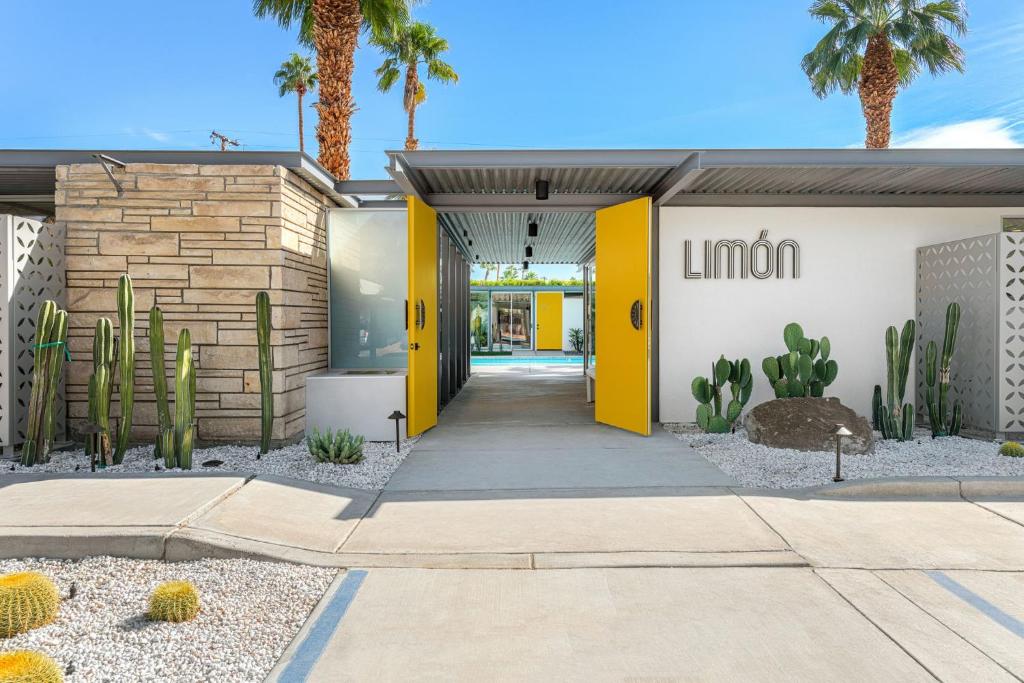 una porta d'ingresso di un edificio con cactus di Limon Palm Springs A Luxury Boutique Hotel a Palm Springs