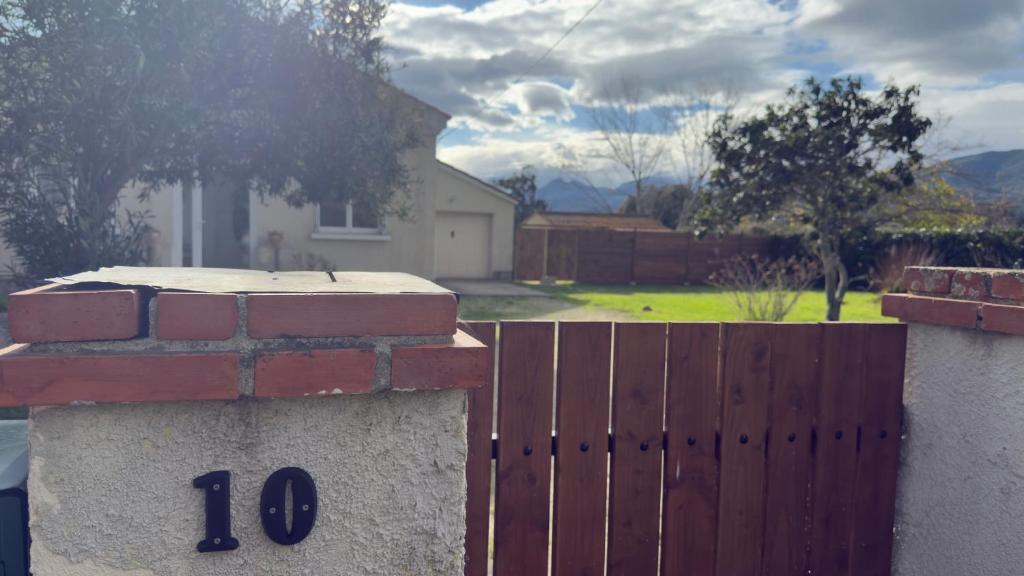 a house with a wooden gate and a fence at Mare è Muntagna in Mignataja