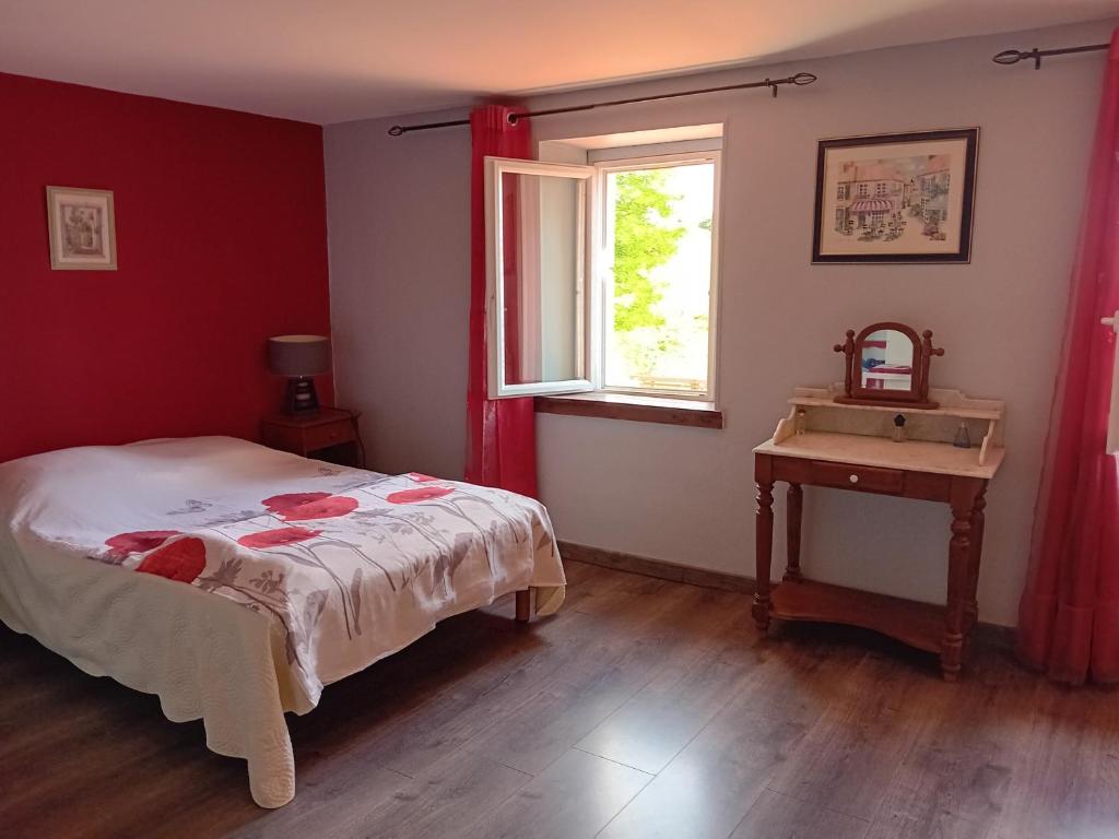 a bedroom with a bed and a window and a table at CAMPA'Gite in Toiras