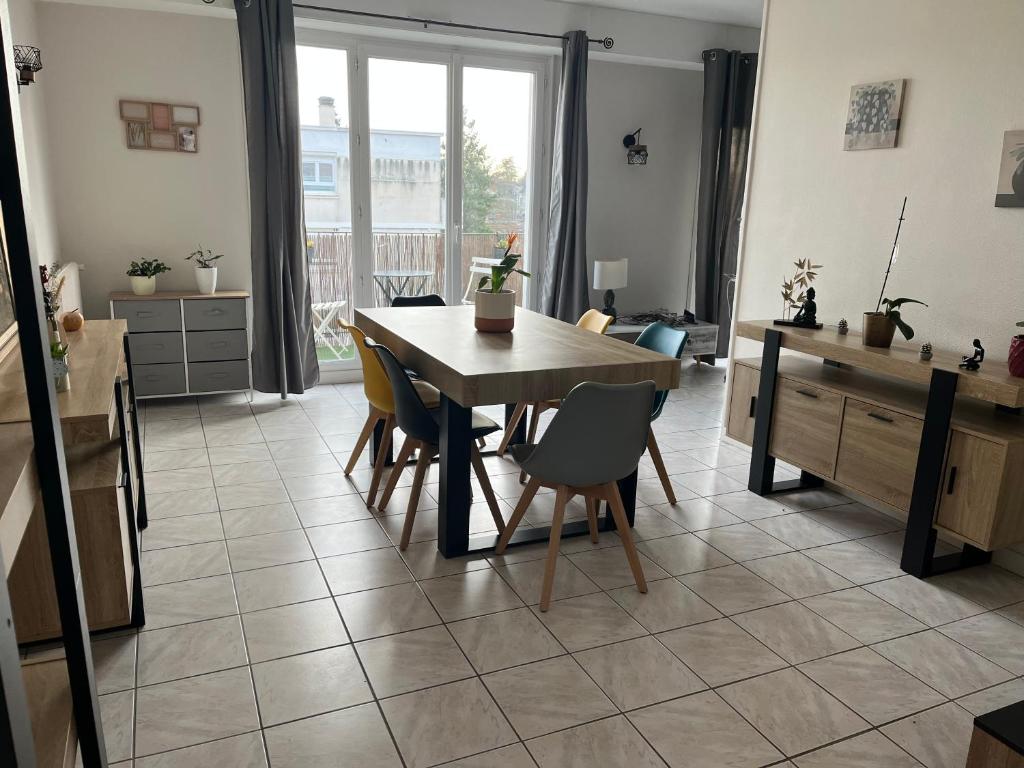 a kitchen and dining room with a table and chairs at Appart Cosy Centre ville -proche gare in Châtellerault