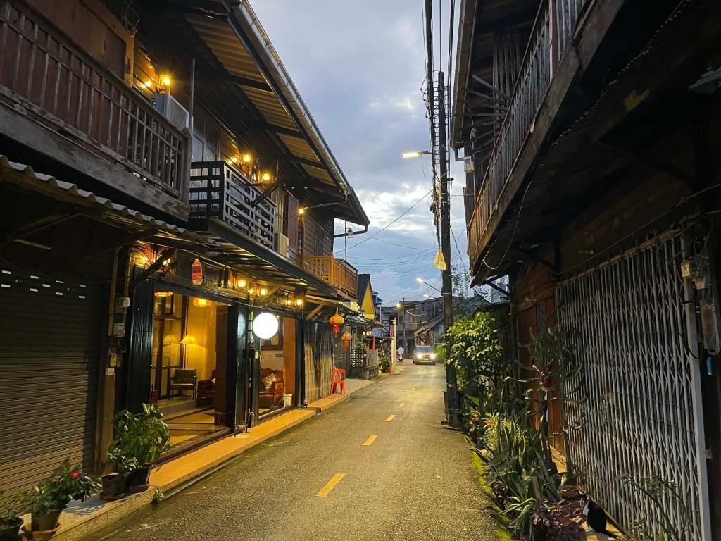 een lege straat in een Aziatische stad 's nachts bij The Memory Hostel Trat in Trat