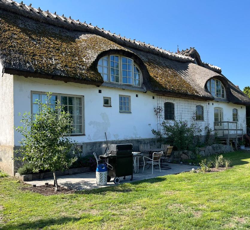 a large white house with a thatched roof at Ga Prästgården i Rörum in Simrishamn