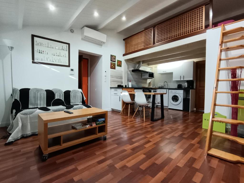 un soggiorno con letto a soppalco e una cucina di Danae 2 a Saint-Martin-de-Ré