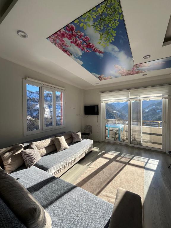 un soggiorno con un grande dipinto sul soffitto di Dereli Suit Delux Ayder a Rize