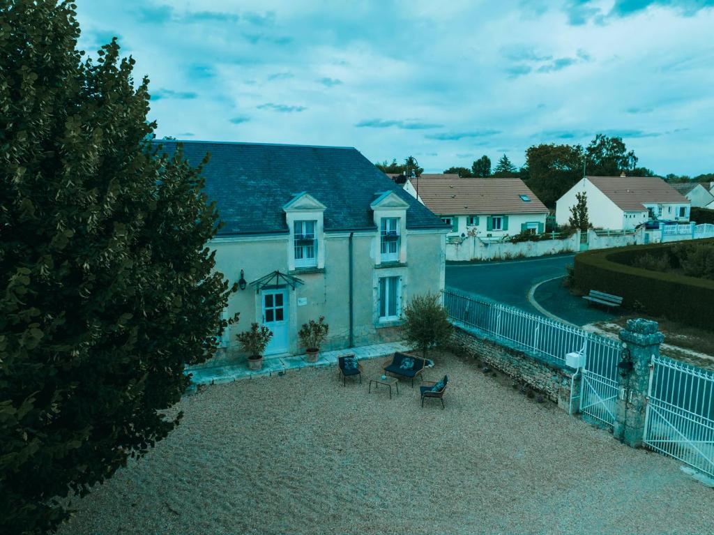 a house with a fence in front of it at Chouette Nuit in Thenay