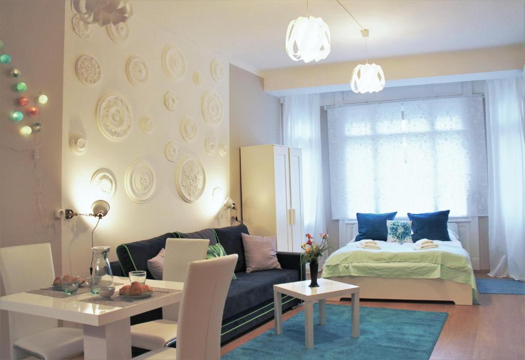 sala de estar con sofá y cama en Concept Apartments, en Budapest