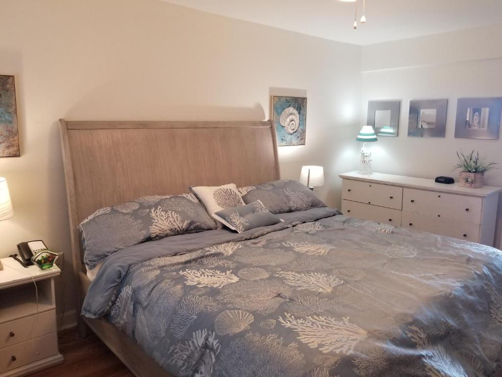 Giường trong phòng chung tại Oceanfront Newly Renovated, Great Location, King