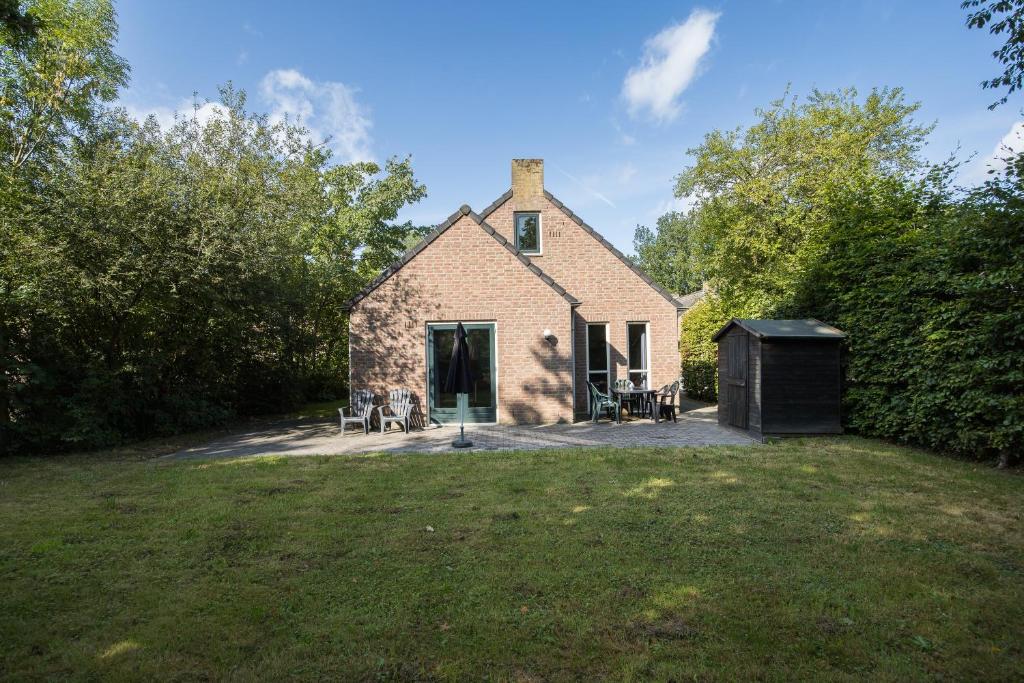 an external view of a house with a yard at 6 - Persoons Forest 67 Bungalow in Ewijk